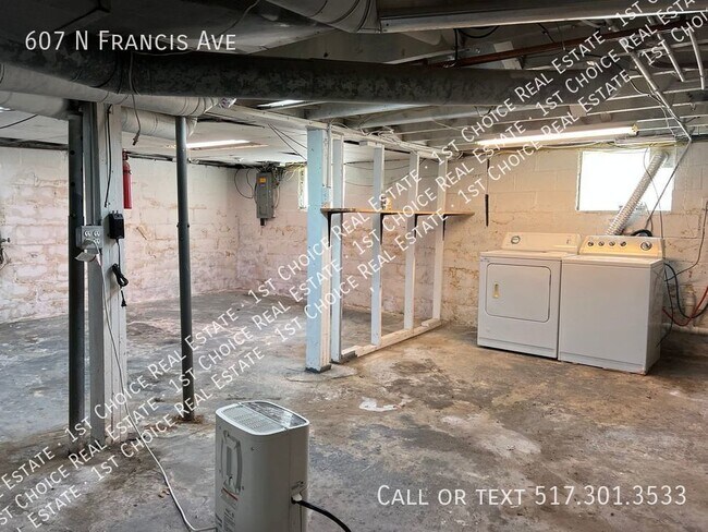 Building Photo - Charming 3-BDR 2-BTH House w/ Garage & Bas...