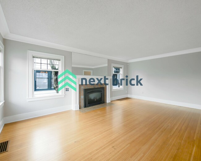 Building Photo - 4 Bed and 3 Bath Queen Anne Craftsman Hous...