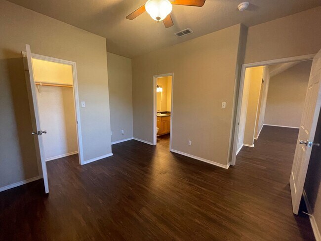 Building Photo - 105-107 Sunburst Court