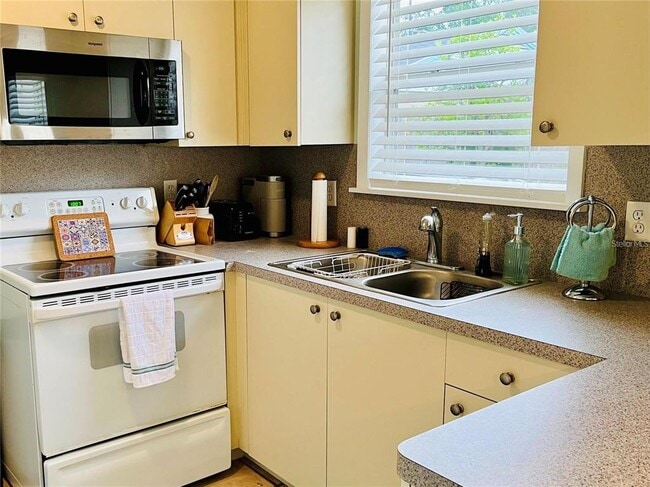 Building Photo - 1755 Siesta Dr