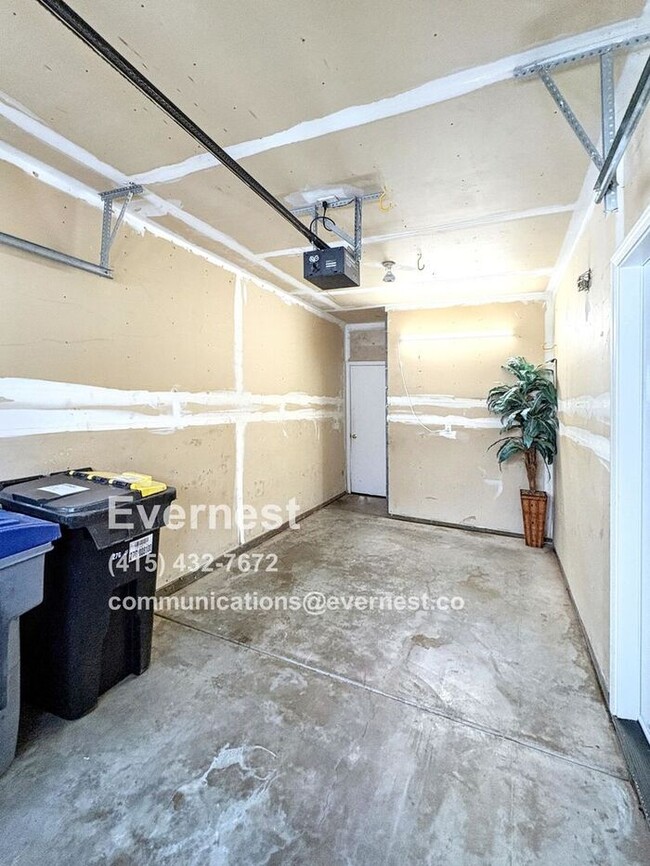 Building Photo - Lovely 2-Bedroom Townhome: Comfort and Con...
