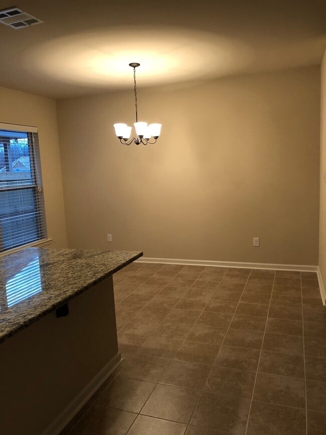 Building Photo - 3BD 2BA House in Hunters Trace Subdivision