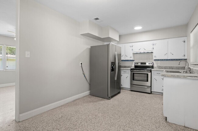 Building Photo - 613 Edgecliff Dr
