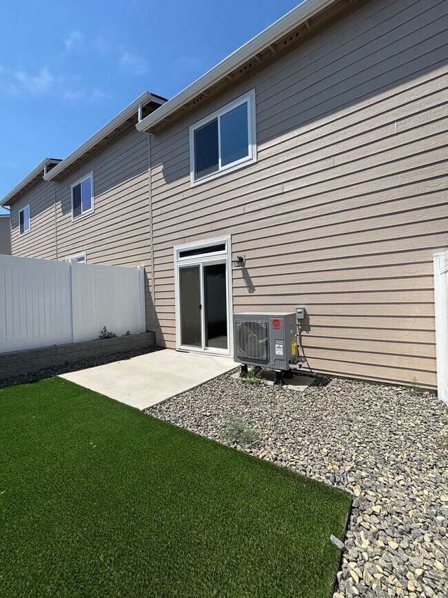 Building Photo - Newly Built Townhome!
