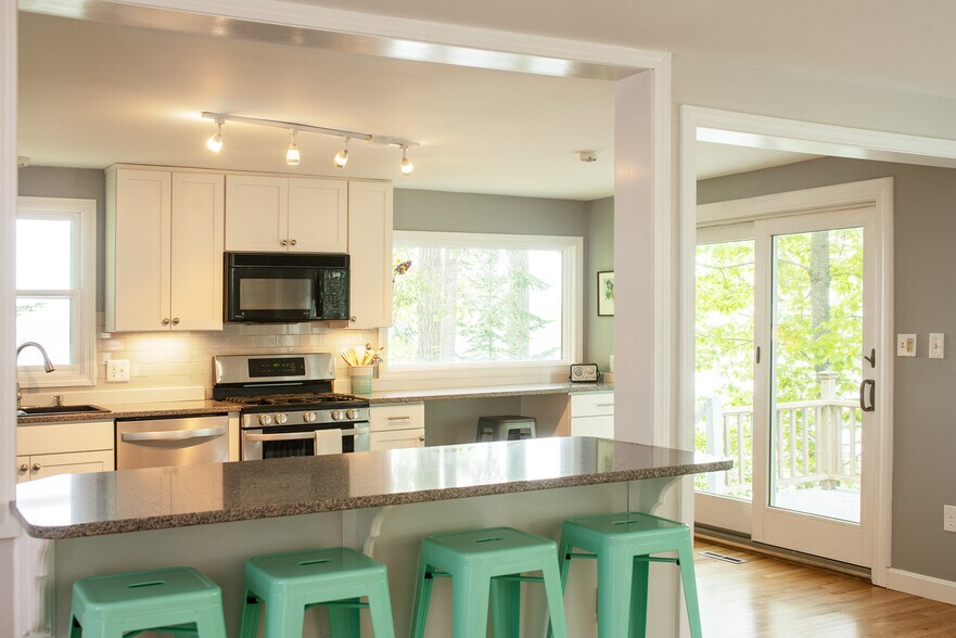 Building Photo - 18 Sandy Beach Rd