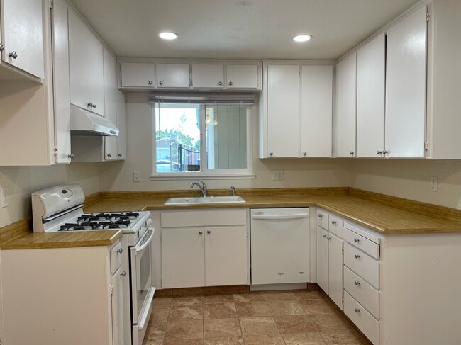 Building Photo - 1705 Darby Ln