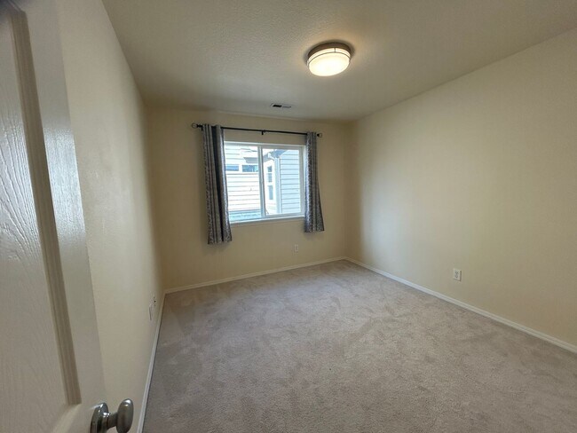 Building Photo - Spacious 4 Bedroom (plus den), 3 Bath Home...