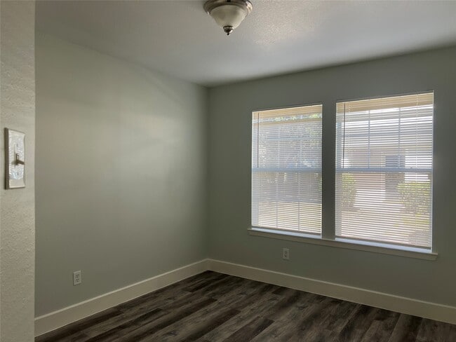 Building Photo - 11956 Chanteloup Dr