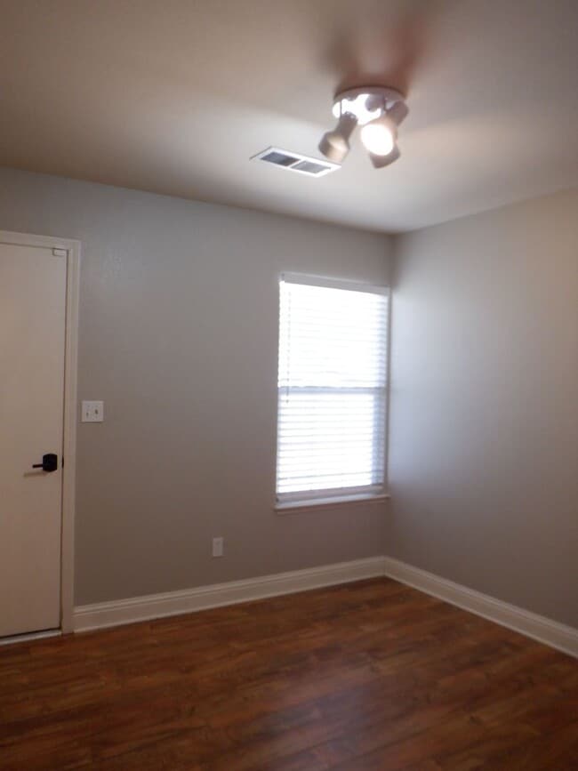 Building Photo - Cul De Sac Cutie in the City