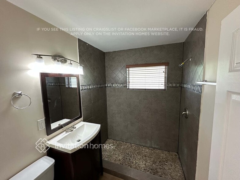 Building Photo - 725 Caddie Pl