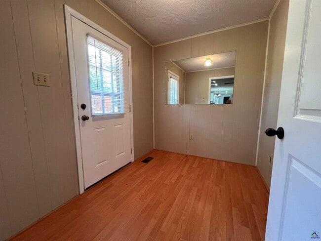 Building Photo - 304 Lakeshore Dr