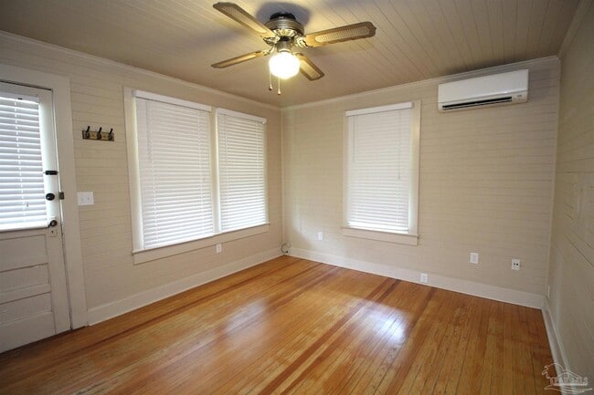 Building Photo - 3102 E De Soto St