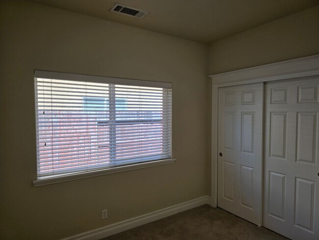 Building Photo - 105 Sterling Oaks Dr