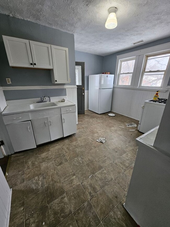 Building Photo - Upper 3 bedroom west side