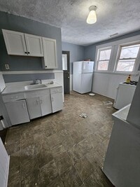 Building Photo - Upper 3 bedroom west side