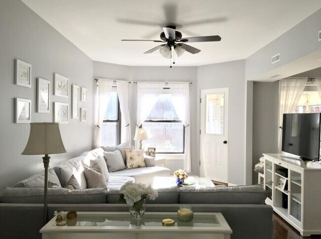 Building Photo - 2 bedroom in Chicago IL 60657