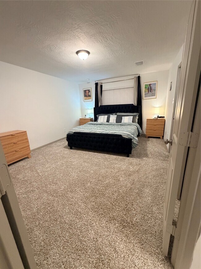 Building Photo - 204 Shoreview Dr