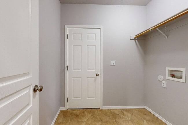 Building Photo - Beautifully maintained 3 bedroom 2.5 bath home