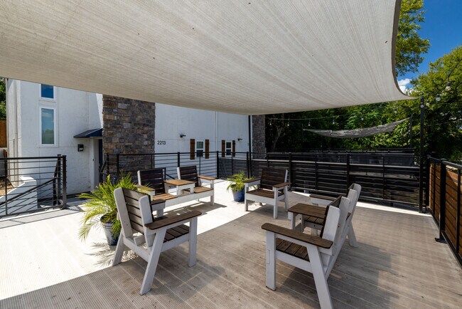 Building Photo - 2213 Park Hill Dr