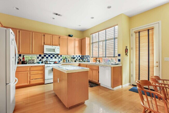 Building Photo - Short term room for rent