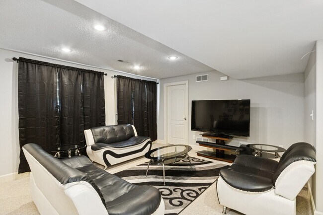 Building Photo - 5337 Meadowlark Dr