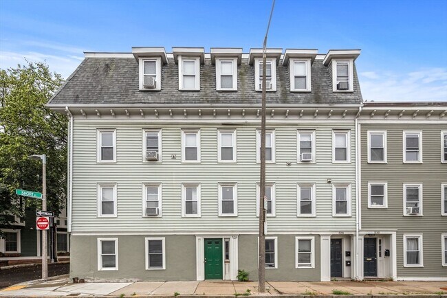 Building Photo - 528 Medford St