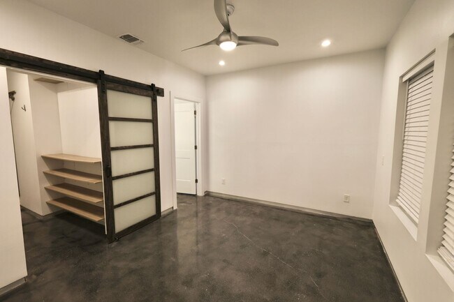 Building Photo - 902 Montana St