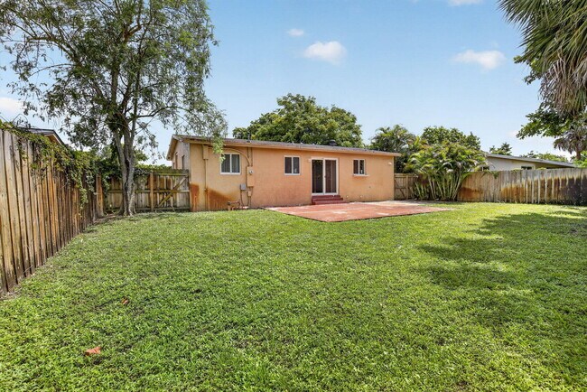 Building Photo - 6281 NW 14th Ct