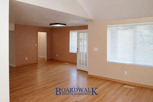 Building Photo - Beautiful 6 Bedroom Home in Sandy!