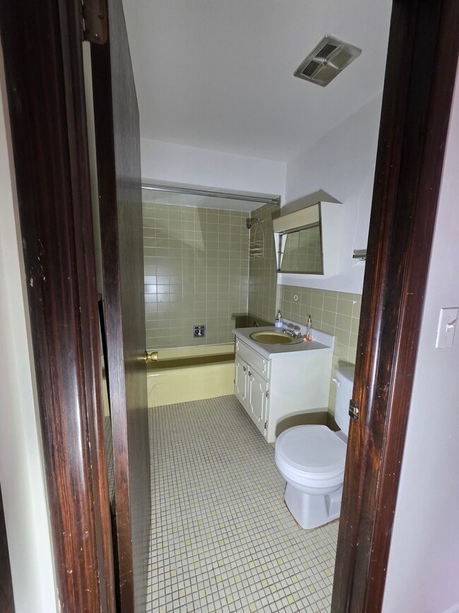 Building Photo - 336 Lathrop Ave