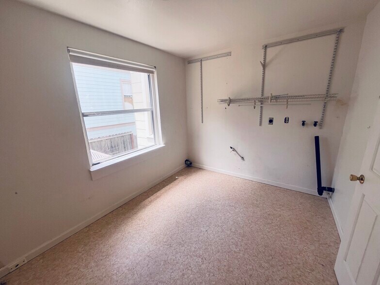 Laundry room with electric washer/dryer hookups - 409 Washington Ave