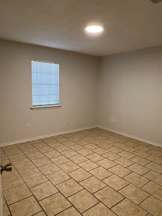 Building Photo - 406 Herbert Rd