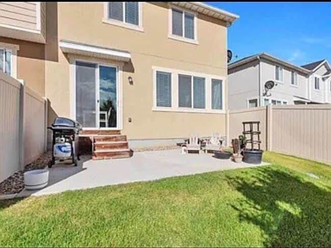 Building Photo - Spacious and Townhome Now Available!