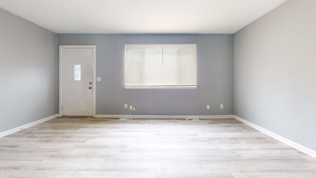 Building Photo - Elyria - updated 2 bedroom/1 bath townhouse.