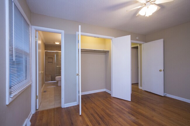 Building Photo - 1/2 off first month rent move in special