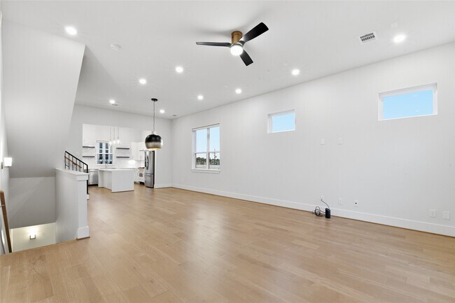 Building Photo - 1236 W 21st St