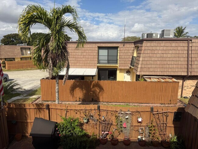 Building Photo - 1021 Springdale Cir