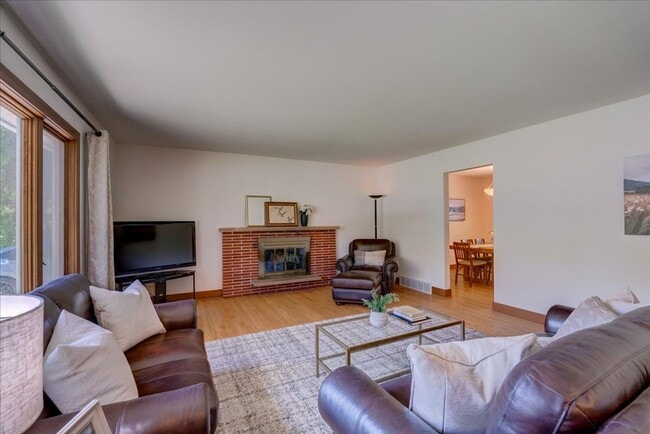 Building Photo - Move in Ready Hill Farms Ranch!