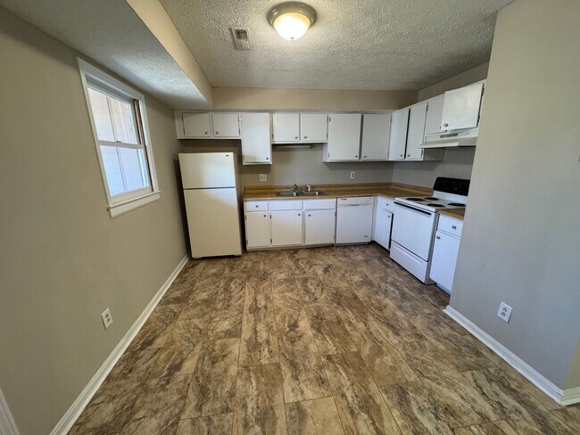 Building Photo - 2 Bedrooms, 1.5 Bathrooms - Townhome in West Rome!