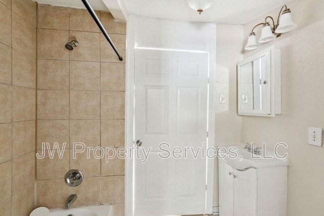 Building Photo - 2400 Dumaine St
