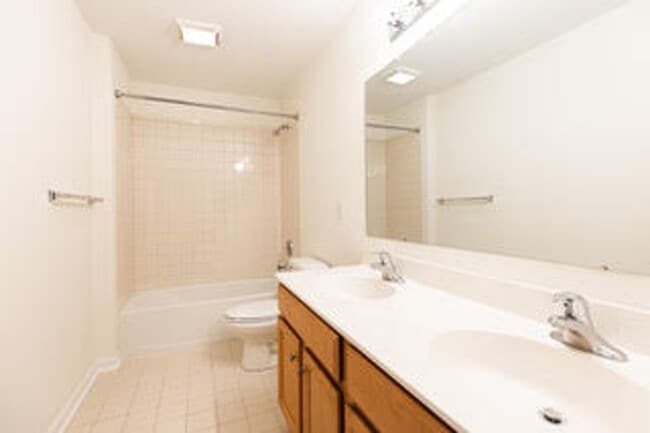 Building Photo - Spacious, Large, Luxury 3 Bedroom Townhous...