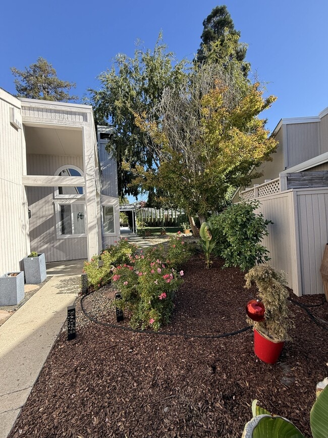 Building Photo - 328 Flaming Oak Dr