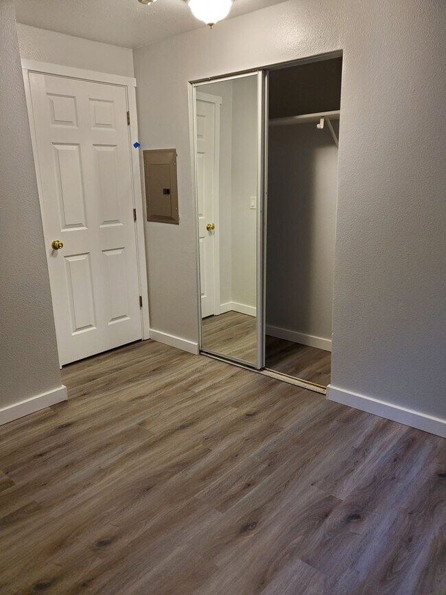 Building Photo - Cute 2 Bedroom 1 bath apartment in the heart of Silverdae