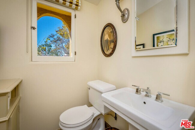 Building Photo - 500 N Las Palmas Ave