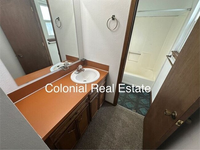 Building Photo - Spacious 2 story home