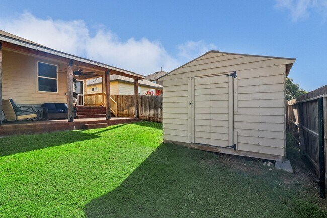 Building Photo - "Charming 4-Bedroom Oasis with custom fini...
