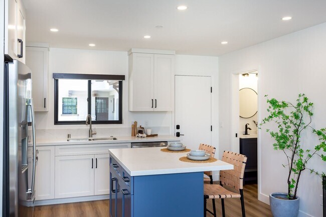 Building Photo - 2610-2612 Juan Street