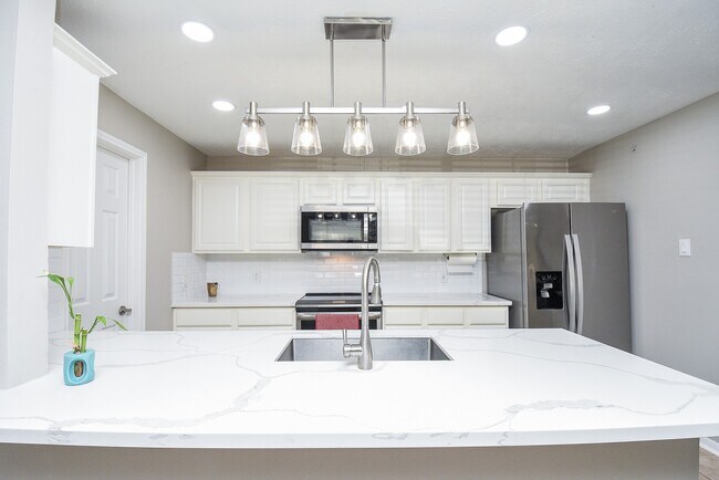 Building Photo - 8051 Bay Branch Dr