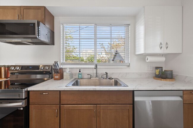 Building Photo - Welcome to Reno Nevada’s Biggest Little BnB !!