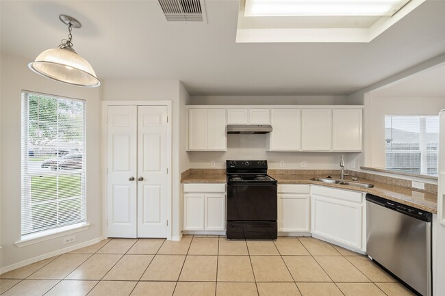 Building Photo - 305 Golden Oak Dr